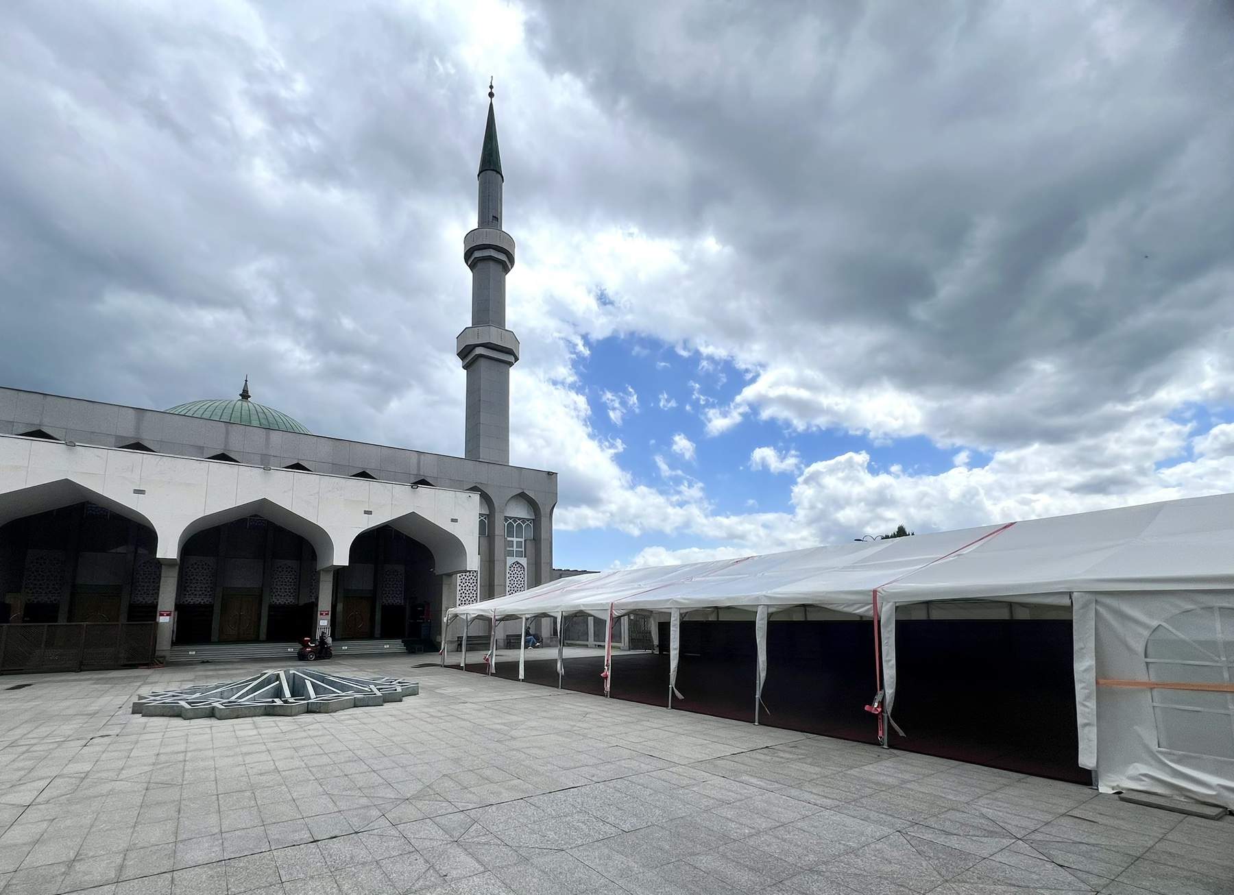 Šator ipsred Džamije kralja Fahda.jpg - 